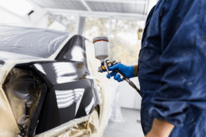 Trabajo de pintura automotriz dentro de una cabina mantenida por Gisal
