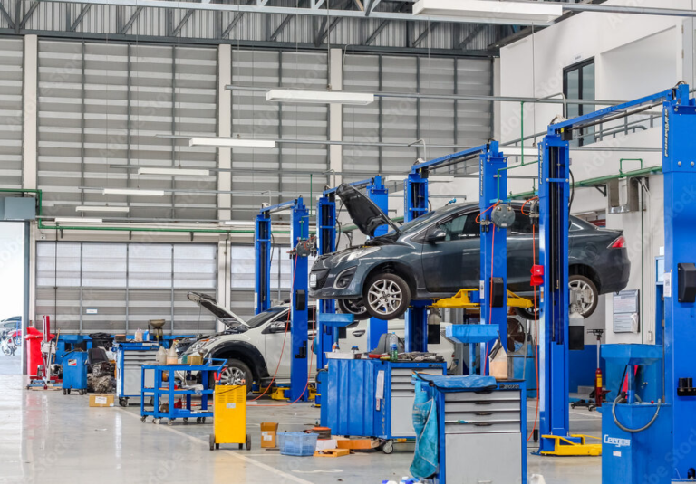 Taller automotriz equipado con cabina de pintura y elevadores