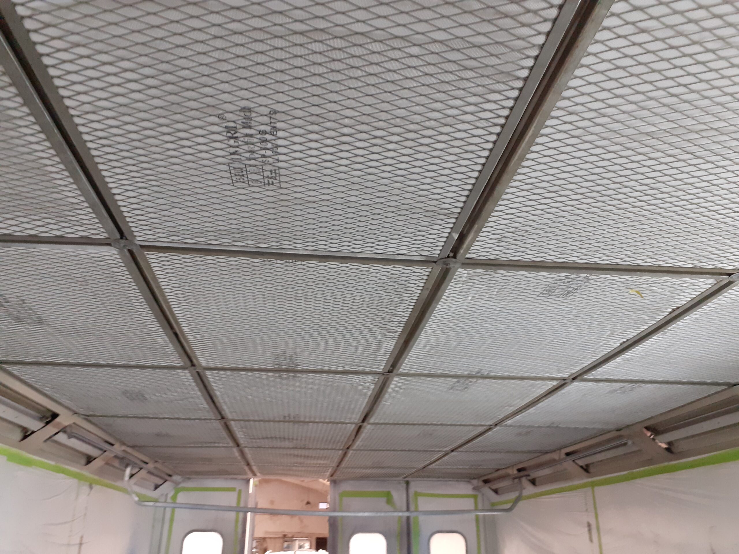 Filtro de techo o plenum instalado en una cabina de pintura