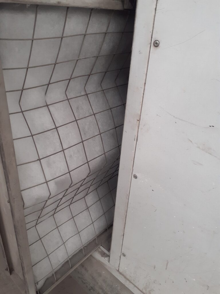 Filtro de techo o plenum instalado en una cabina de pintura