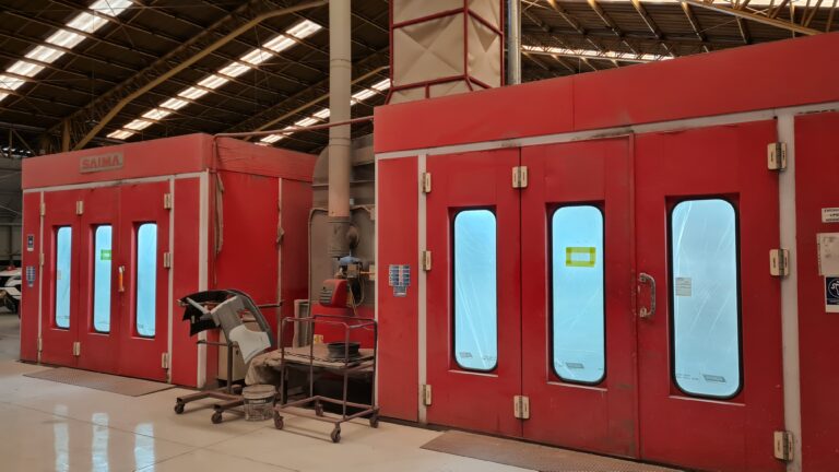 Cabinas de pintura instaladas por Gisal en un taller de Chile