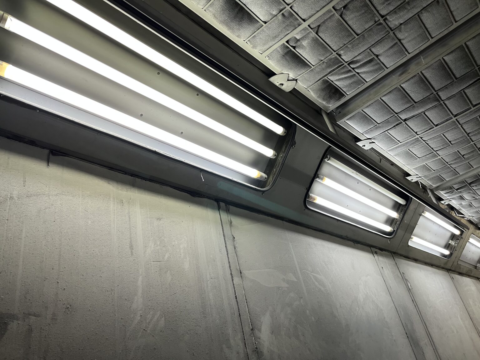 Interior de cabina de pintura con iluminación y filtros de techo