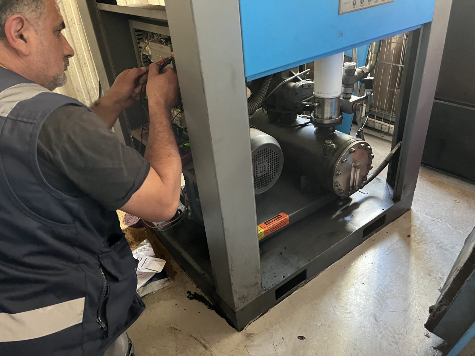 Técnico de Gisal realizando mantención de equipos de cabina de pintura