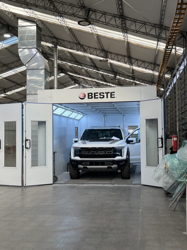 Cabina de pintura para camionetas instalada por Gisal